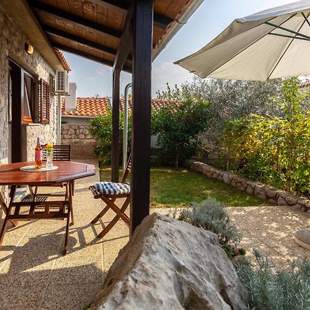 Nice Apartment In Omisalj With Wifi Εξωτερικό φωτογραφία